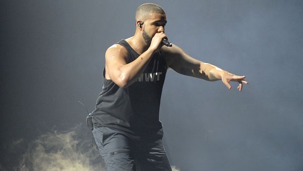 Scenă șocantă la concertul lui Drake! A oprit show-ul pentru o fană însărcinată și i-a dat 30.000$: „Cine și-ar risca copilul așa?”