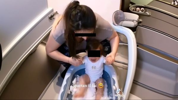 „Am făcut o stimulare a imunității” Reacție șocantă a mamei care și-a băgat copilul de un an în zăpadă