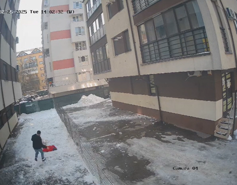 O femeie de 35 de ani a fost lovită mortal de o bucată mare de gheață