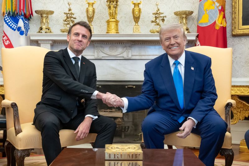 Donald Trump si Emmanuel Macron intalnire mana vanataie