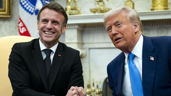 ALARMĂ la Casa Albă: Vânătaie misterioasă pe mâna lui Trump declanșează speculații intense despre sănătatea sa