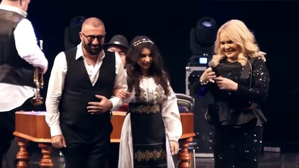 Mărguța a isterizat publicul când a urcat pe scenă! Nepoata Vioricăi de la Clejani le-a făcut pielea de găină celor care au ascultat-o alături de artistă