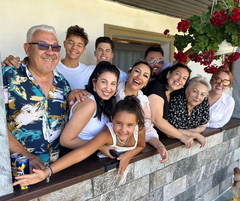 Ce spune Andra despre relația cu părinții și cu surorile ei? 