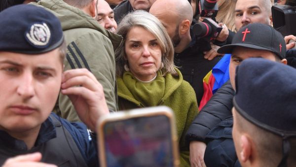C&acirc;t costă jacheta Cristelei Georgescu cu care a venit &icirc;mbrăcată la audierile lui Călin Georgescu