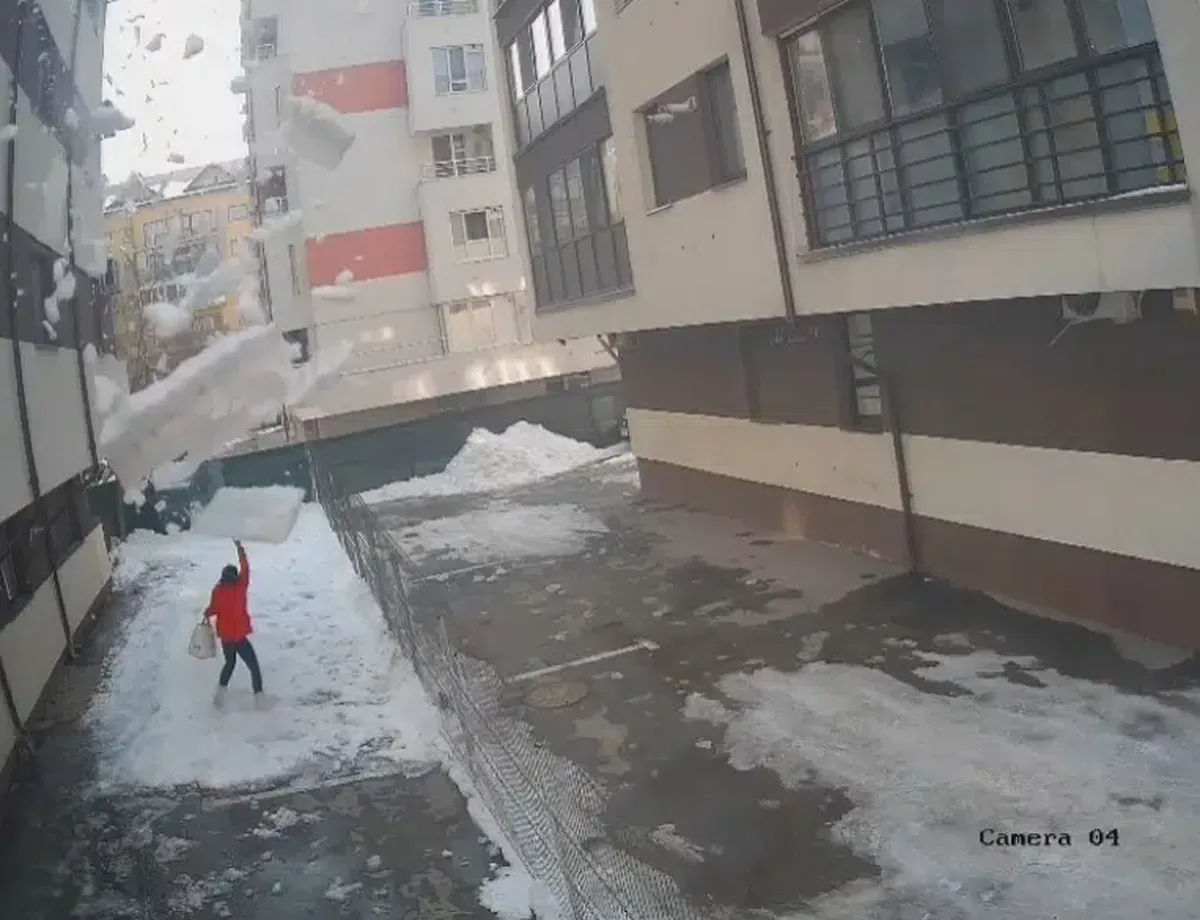 Femeia de 35 de ani a fost lovită mortal de o bucată mare de gheață 