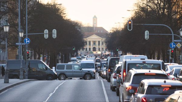 Codul Rutier 2025, modificat radical! Un gest obișnuit la volan &icirc;ți poate aduce suspendarea permisului pentru 30 de zile!