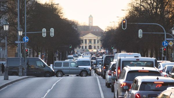 Codul Rutier 2025, modificat radical! Un gest obișnuit la volan îți poate aduce suspendarea permisului pentru 30 de zile!