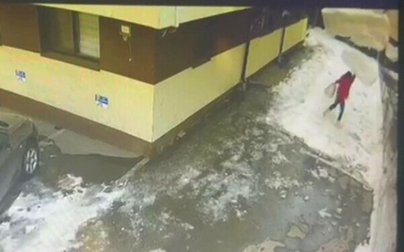 Femeia de 35 de ani strivită de gheaţa de pe bloc