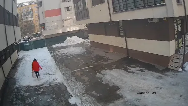 Vecinul femeii ucisă de o bucată mare de gheaţă, atac furibund: "De ce îmi pui tu mie pe uşă să mă feresc de gheţuş când tu ca administraţie trebuie să te ocupi de aşa ceva?"