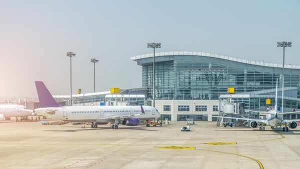 Bebeluș de 8 luni, rănit pe pista de la aeroport din Cluj după ce mama lui a alunecat pe o pată de ulei și a căzut peste el! Familia a depus plângere