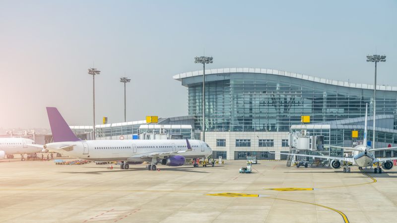 Bebeluș de 8 luni, rănit pe pista de la aeroport din Cluj după ce mama lui a alunecat pe o pată de ulei și a căzut peste el! Familia a depus pl&acirc;ngere