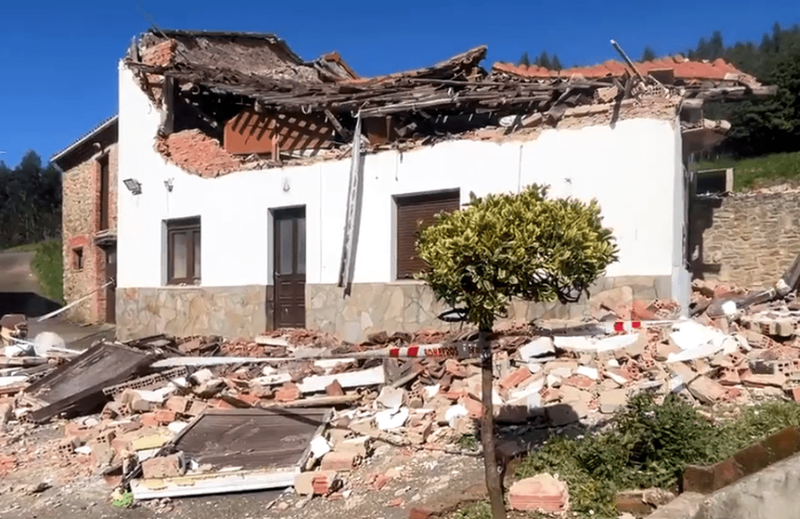 Casa în care se aflau cei 12 români s-a prăbușit