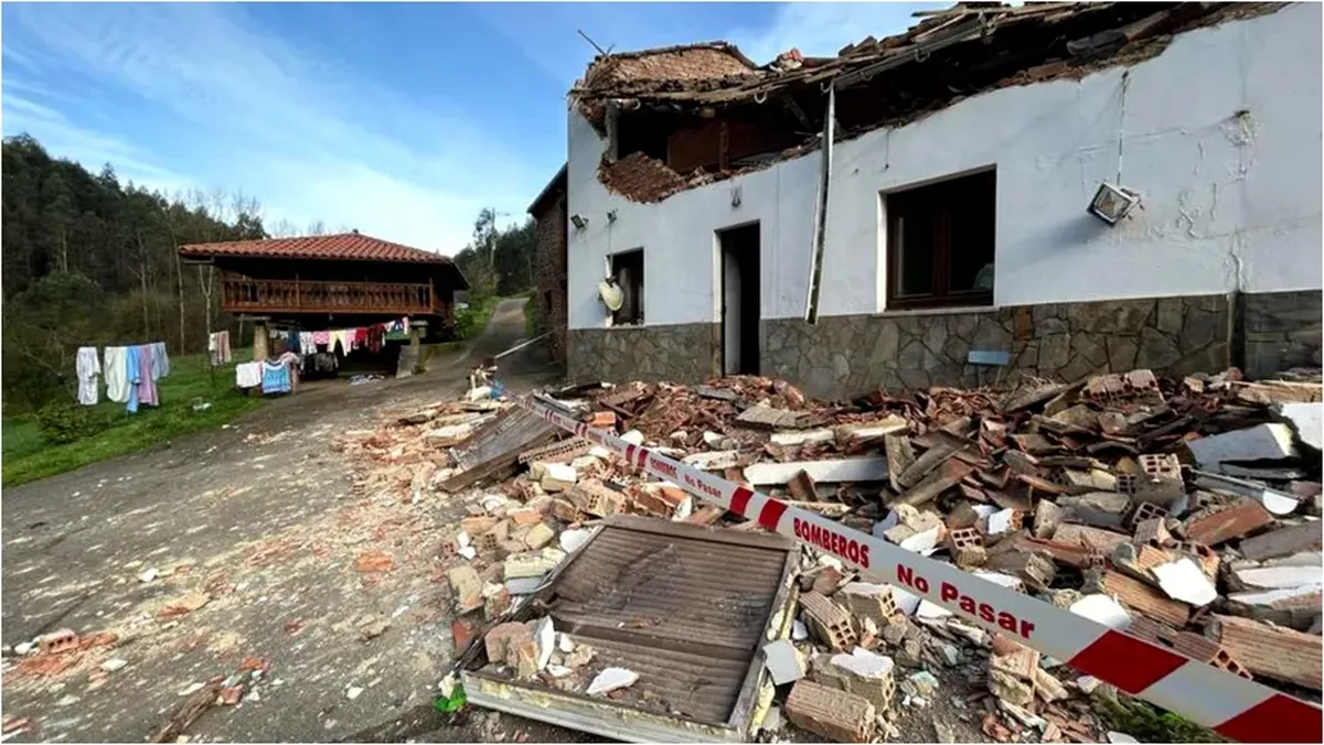 Casa în care se aflau cei 12 români s-a prăbușit.