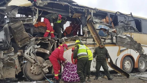 Carnagiu pe o şosea, după ce două autobuze s-au lovit: 37 de morți, printre care 8 copii, și peste 40 de răniți