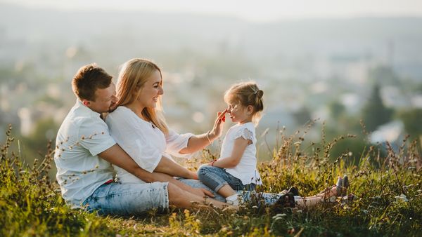 1.500 de lei lunar timp de doi ani pentru părinți! Află cum poți beneficia de acest ajutor financiar