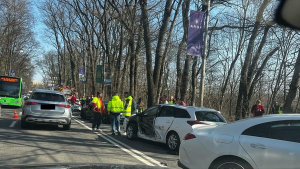 Carambol pe Aleea Privighetorilor: 6 mașini s-au lovit violent. O persoană, rănită