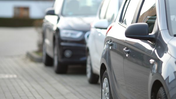 Cât va fi noua taxă pentru mașinile poluante? Șoferii cu mașini vechi ar putea plăti până la 3.000 de lei