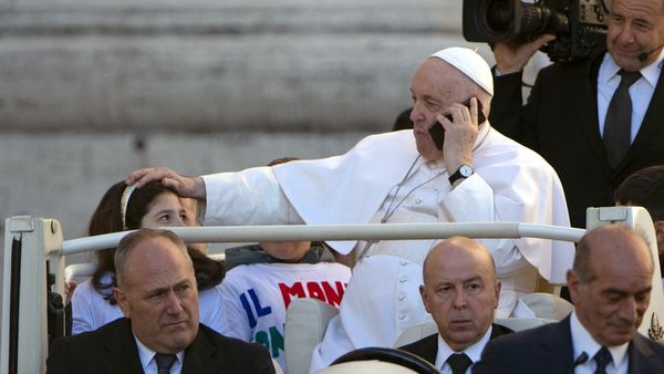 Cum se simte Papa Francisc la aproape o lună de când a fost internat? Aceasta este cea mai lungă şi mai gravă spitalizare a sa