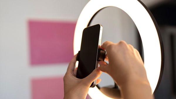 Secretul ascuns timp de 25 de ani. Cine este celebra influenceriță din România care a dezvăluit că este surdă: "Nu auzeam când mă strigă, nu înțelegeam și nici măcar nu răspundeam"