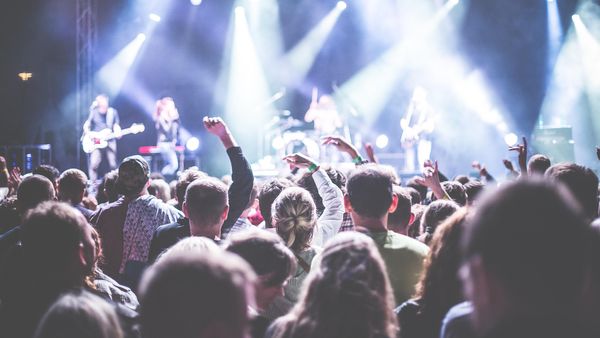 Cine este cântărețul care a fost găsit fără viață într-un apartament? Artistul urma să susțină un concert peste câteva zile