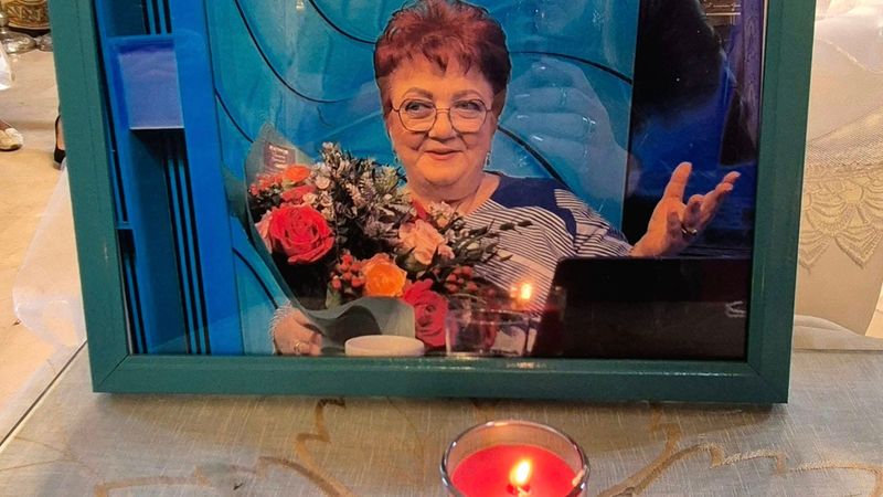 Detaliul care a atras atenția tuturor de la priveghiul Minervei! Cum arată una dintre coroanele de la căpăt&acirc;iul regretatului astrolog