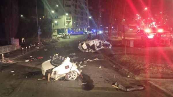 Cine este șoferul vinovat de producerea accidentului &icirc;nfiorător din Mamaia, &icirc;n care o mașină cu 5 persoane s-a rupt &icirc;n două după ce a lovit un st&acirc;lp