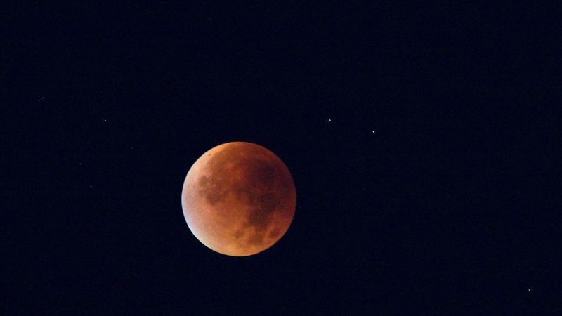 Eclipsă totală de lună &icirc;n martie 2025: C&acirc;nd poți vedea Luna S&acirc;ngerie, dar și ce alte evenimente astronomice vor avea loc