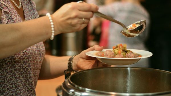 O femeie ar fi gătit bărbăția unui individ și ar fi oferit mâncarea oamenilor străzii. Ce le-a spus polițiștilor