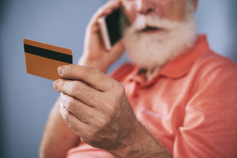 Pensionarii își pot primi azi pensiile 