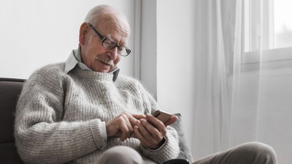 Pensii martie 2025: Transferul banilor către bănci de la casele de pensii pentru plata pensiilor, efectuat: C&acirc;nd intră pe carduri