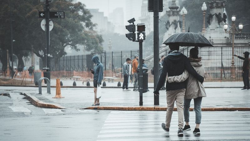 Vijelii și ploi torențiale, de joi p&acirc;nă s&acirc;mbătă! Meteorologii anunță schimbarea dramatică a vremii