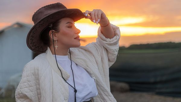 Nicoleta Nucă s-a făcut fată de țară. Locuiește la Valea Călugărească alături de noul iubit și are o gospodărie cu găini, păuni și pisici