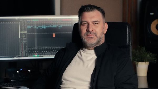 Cine este artistul care a făcut istorie &icirc;n industria muzicală din Rom&acirc;nia și tocmai și-a cerut iubita &icirc;n căsătorie &icirc;n cel mai frumos mod cu putință
