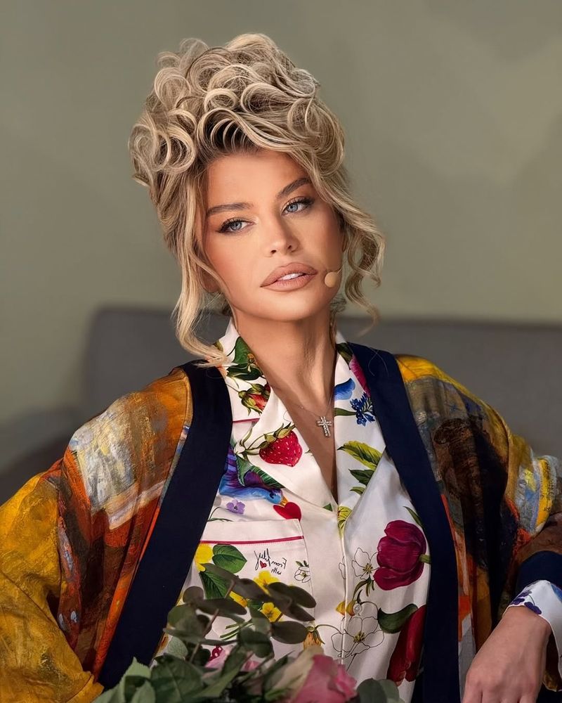 Loredana, surprinsă sărutând un cal 