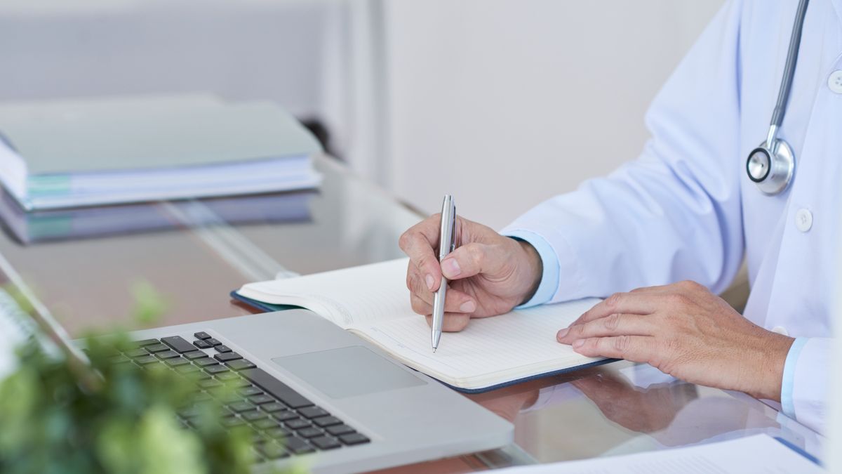 Românii pot accesa servicii medicale gratuite doar cu validarea cardului de sănătate 