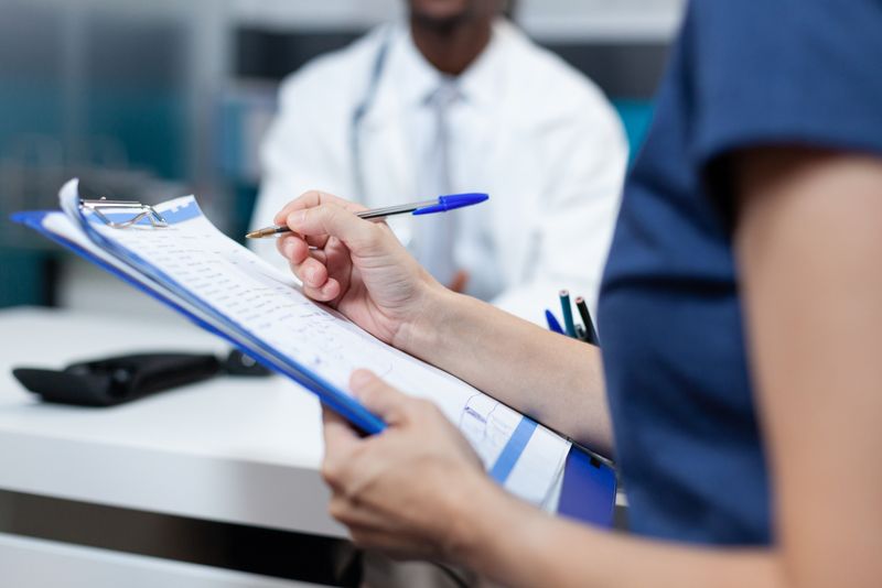 Românii trebuie să prezinte cardurile de sănătate la solicitarea serviciilor de sănătate
