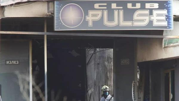 150 de tineri se zbat &icirc;ntre viata și moarte &icirc;n urma unui incendiu devastator din clubul Pulse. Noi imagini tulburătoare din noaptea tragediei