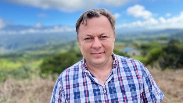 Dragoș Dolănescu și fiul cel mic, la mormântul lui Ion Dolănescu: "Când a aterizat avionul la București, el a început să plângă de emoții. M-a impresionat foarte tare" De ce si-a adus fiul cel mic, de fapt, in Romania