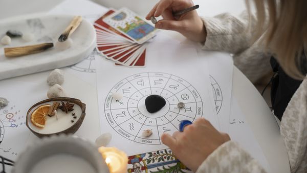 HOROSCOP de weekend, 22-23 martie 2025: Taurii sunt dezamăgiți profund de persoana iubită. Fecioarele sunt solicitate din toate părțile și sunt nevoite să muncească din greu