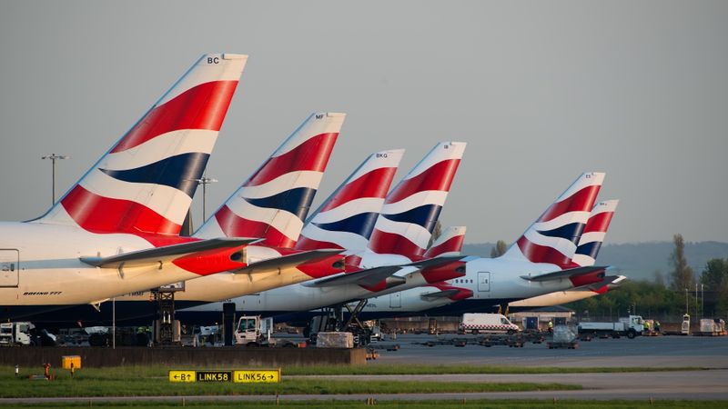 Panică pe aeroportul Heathrow. A fost &icirc;nchis timp de 24 de ore. Mii de zboruri, anulate