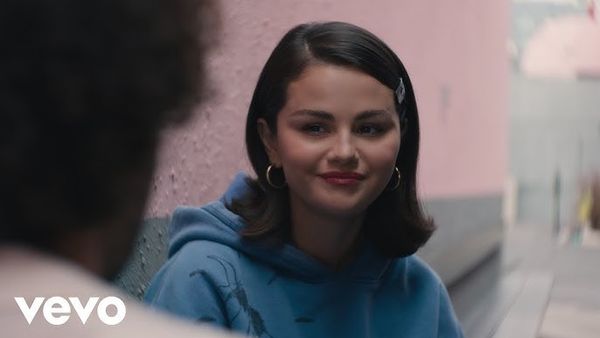 Selena Gomez și benny blanco lansează Younger And Hotter Than Me: "Piesa reflectă cam tot ce am simțit &icirc;n trecut. Nu mă simt bine la petreceri, mă simt anxioasă c&acirc;nd trebuie să socializez"