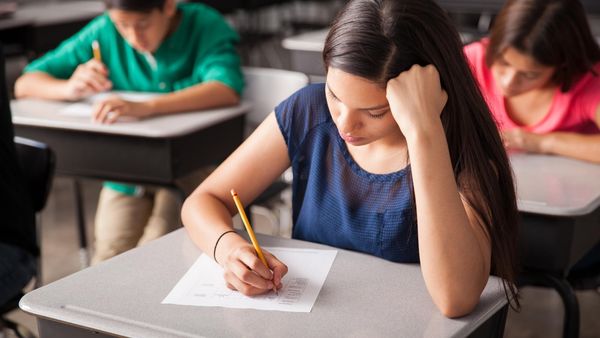 Simulare BAC 2025: Azi, 24 martie, elevii de clasa a 12-a susțin proba la Limba Rom&acirc;nă. C&acirc;nd vor fi publicate baremele de corectare?