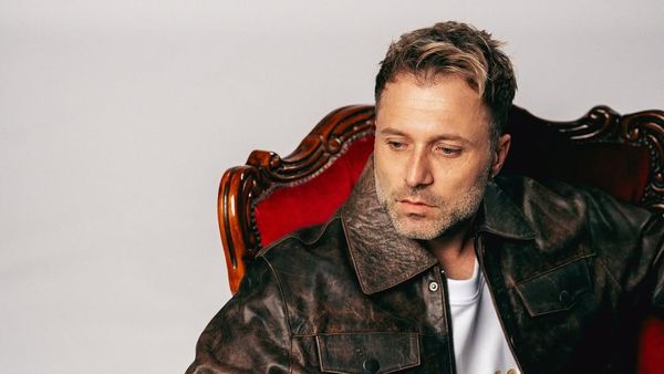 Cine este DJ-ul Andrew Dum care a mixat timp de 6 ore pe aeroportul din Sibiu. Peste o mie de persoane au venit special la aeroport pentru a-i asculta muzica