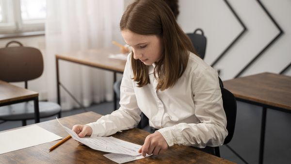 Simulare BAC 2025: Azi, 25 martie, elevii susțin proba obligatorie la profilului. Subiectele și baremele de corectare pentru Matematică și Istorie vor fi publicate &icirc;n cursul zilei