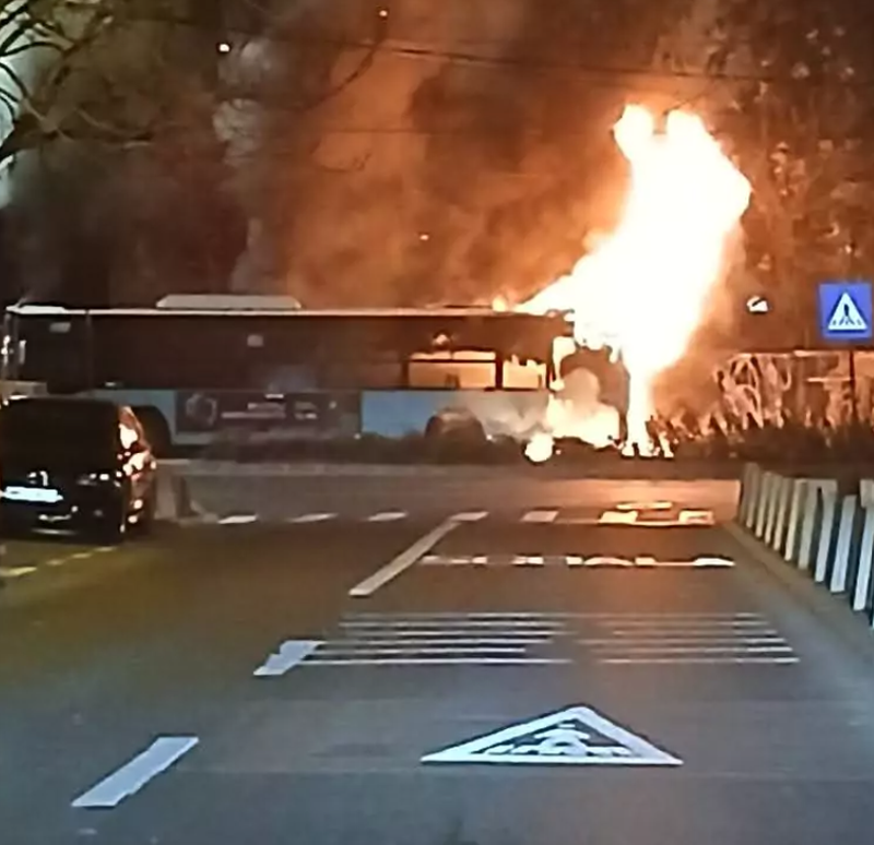 Un autobuz STB a luat foc