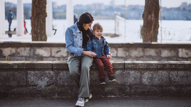 Primești p&acirc;nă la 1.200 de lei de la Stat dacă ești părinte singur. Ce condiții trebuie să &icirc;ndeplinești
