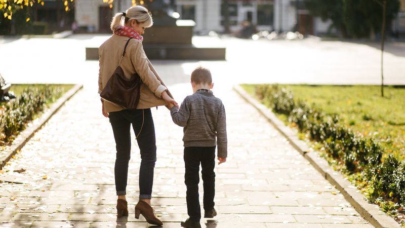 Ce condiții trebuie să îndeplinească familiile monoparentale pentru ajutorul financiar? 