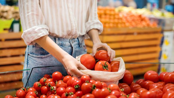 Au apărut primele roșii rom&acirc;nești &icirc;n piețe. C&acirc;t costă 1kg de roșii oltenești. Și prețul la castraveți s-a triplat față de anul trecut