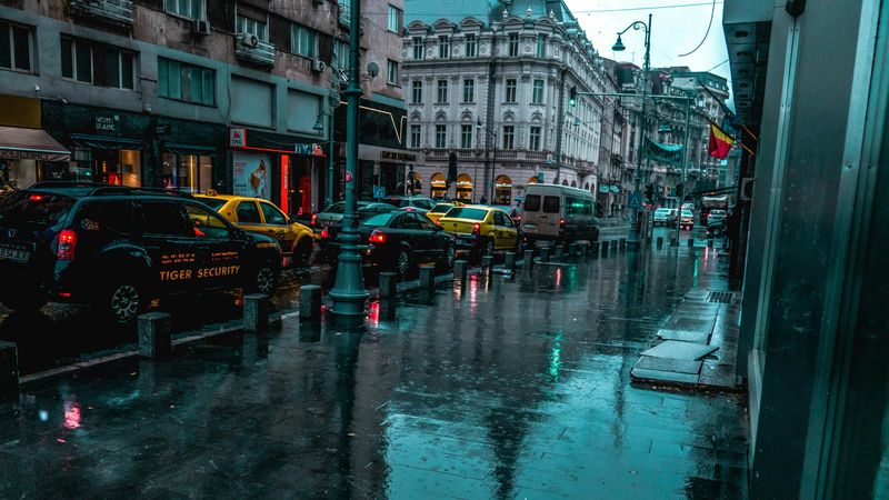Cod portocaliu de ploi p&acirc;nă s&acirc;mbătă, 29 martie 2025! &Icirc;n ce zone va ninge se va depune strat consistent de zăpadă?