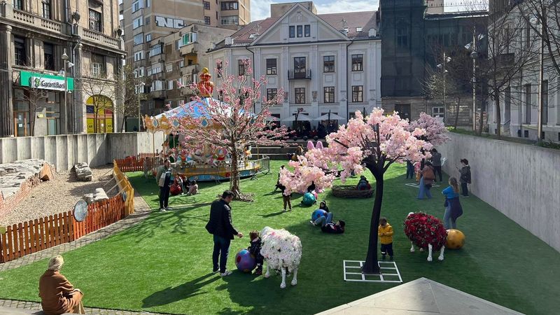 Piața Sf&acirc;ntul Gheorghe din Timișoara, transformată &icirc;ntr-un loc de poveste. Merită să o treci pe listă dacă ajungi &icirc;n orașul de pe Bega